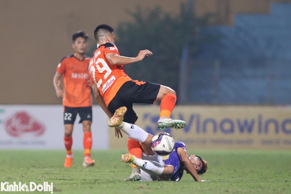 Hà Nội FC đòi lại ngôi đầu bảng V-League 2022 - Ảnh 1