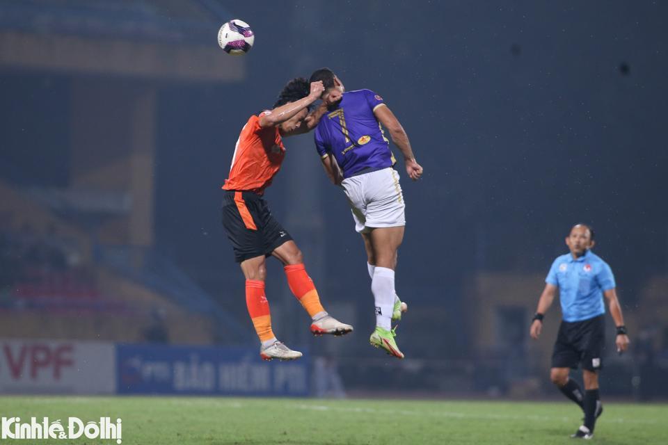 Phút thứ 72, từ đường chuyền vượt tuyến của đồng đội, Lucao đánh đầu ngược cho Hùng Dũng.