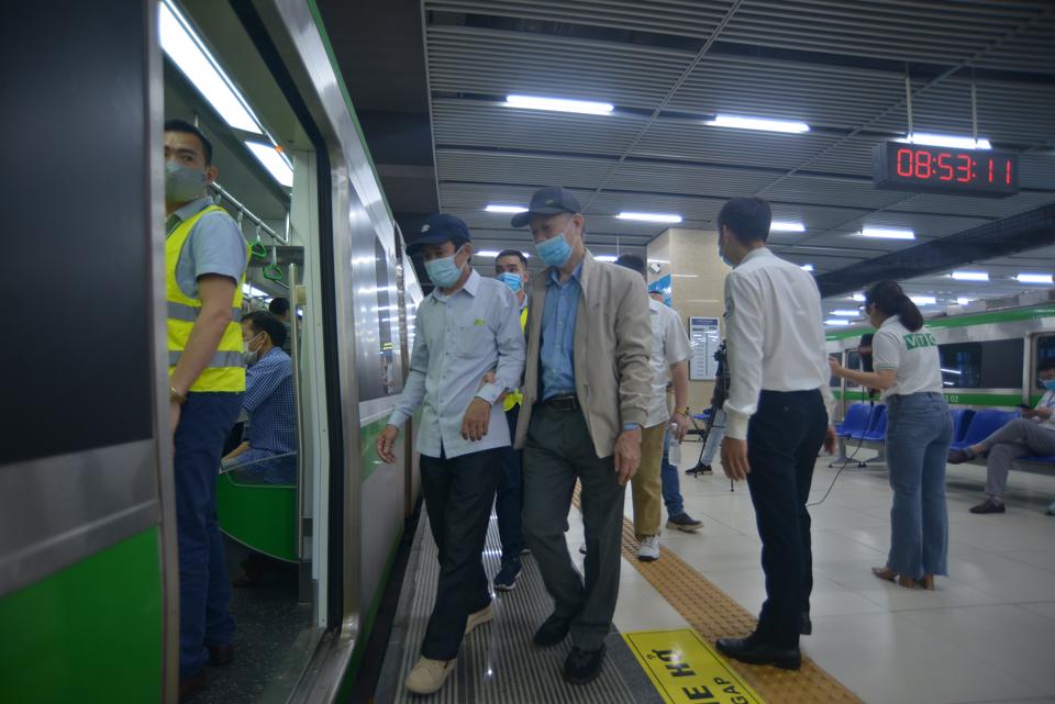 Hành khách đi tàu tuyến đường sắt trên cao Cát Linh - Hà Đông. Ảnh: Hải Linh