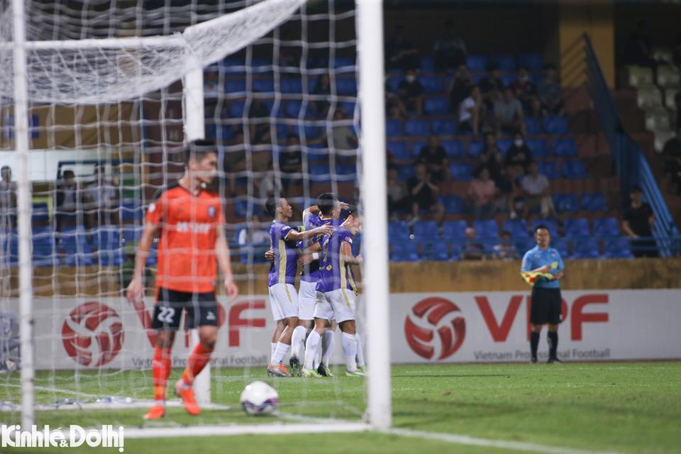 Hà Nội FC đòi lại ngôi đầu bảng V-League 2022 - Ảnh 10