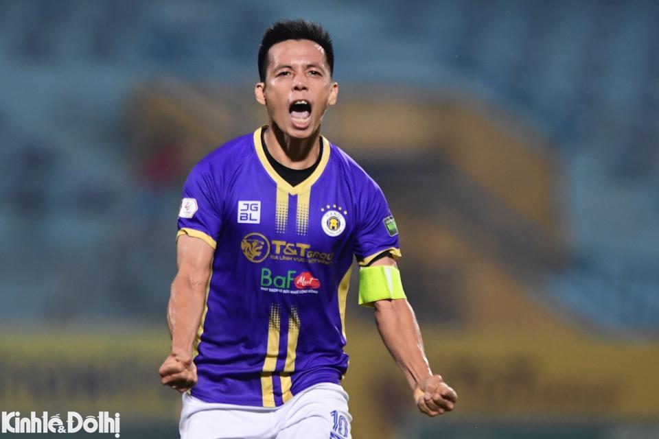 Văn Quyết ăn mừng đầy cảm xúc khi ghi bàn thắng cho Hà Nội FC. Tiền đạo sinh năm 1991 mới gia hạn hợp đồng với đội bóng Thủ đô với bản hợp đồng kéo dài đến năm 2025.