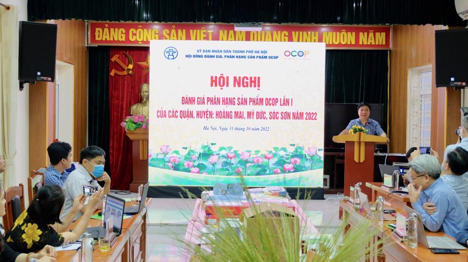 Đại diện Hội đồng đánh giá, phân hạng sản phẩm OCOP TP Hà Nội phát biểu tại hội nghị sáng 31/10. Ảnh: Lâm Nguyễn.