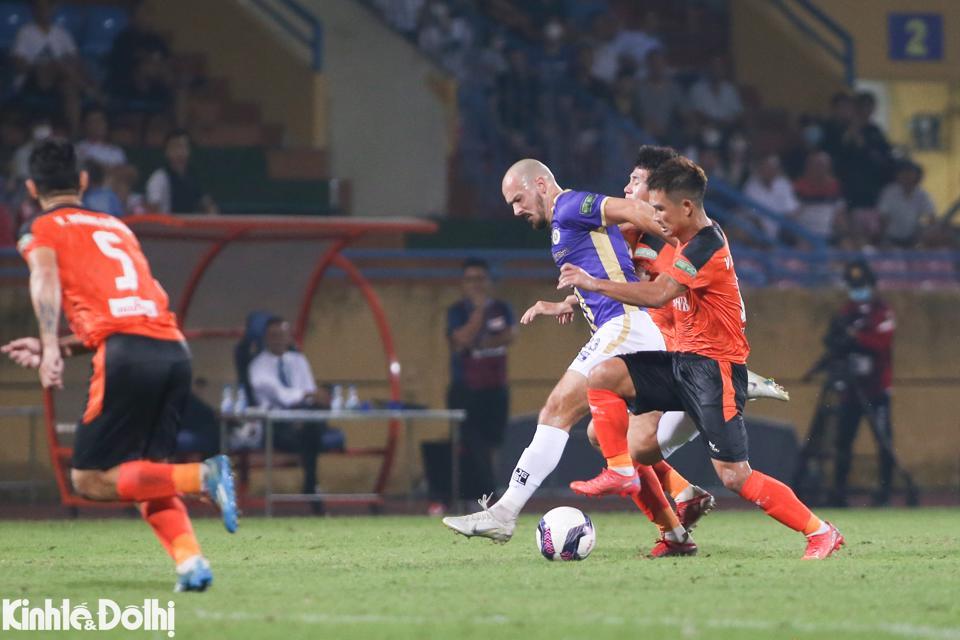 Ở hiệp thi đấu thứ 2, Hà Nội FC tiếp tục là đội bóng năm thế chủ động trước SHB Đà Nẵng, nhiều cơ hội đã tạo ra về phía khung thành của thủ môn Văn Biểu.