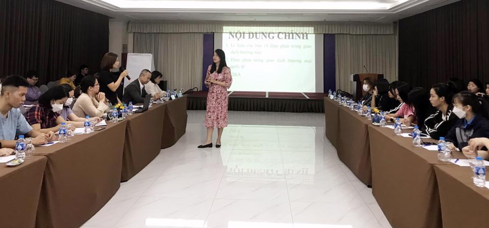 Đại diện doanh nghiệp trao đổi với chuyên gia về phòng vệ thương mại. Ảnh: Hoài Nam