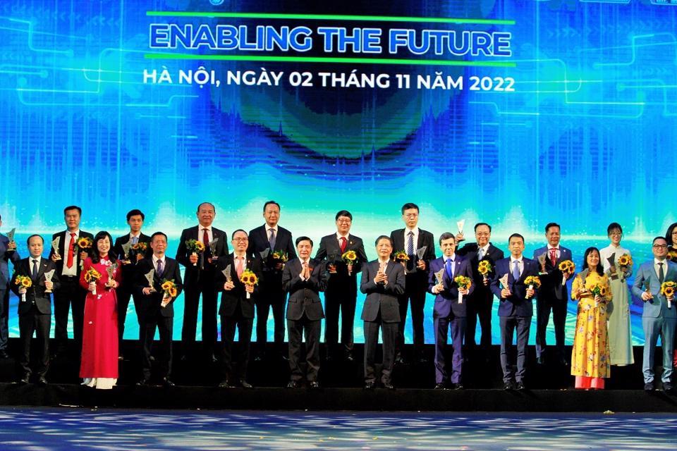 PVCFC, PVFCCo, PSA và CNG Việt Nam nhận biểu trưng thương hiệu quốc gia Việt Nam năm 2022.