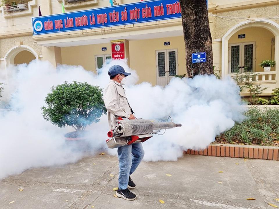 Tích cực phối hợp với ngành Y tế trong các đợt phun hóa chất phòng, chống dịch.