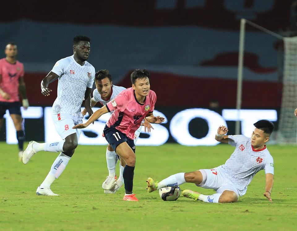 Hải Phòng tự làm khó mình khi để Hồng Lĩnh Hà Tĩnh cầm hoà 1-1. Ảnh: VPF.