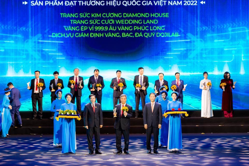 Ông Dương Anh Tuấn - Phó Tổng Giám đốc Tập đoàn VBĐQ DOJI đón nhận danh hiệu Thương hiệu quốc gia Việt Nam 2022