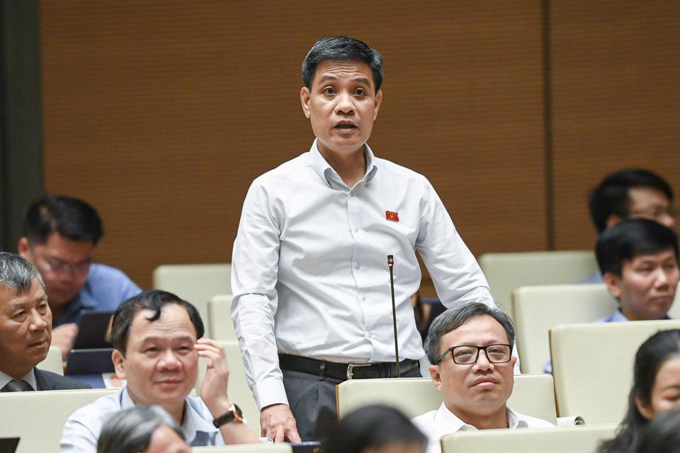 ĐB Quốc hội Đinh Ngọc Quý (đoàn tỉnh Gia Lai) nêu câu hỏi chất vấn. Ảnh: Quochoi.vn