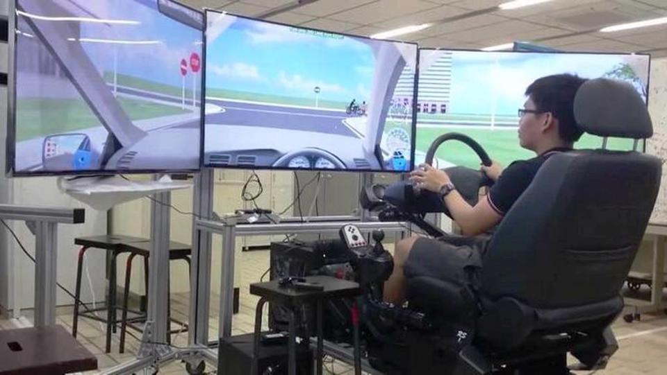 Bộ GTVT khẳng định không lùi lộ trình đào tạo lái xe trên ca bin điện tử.