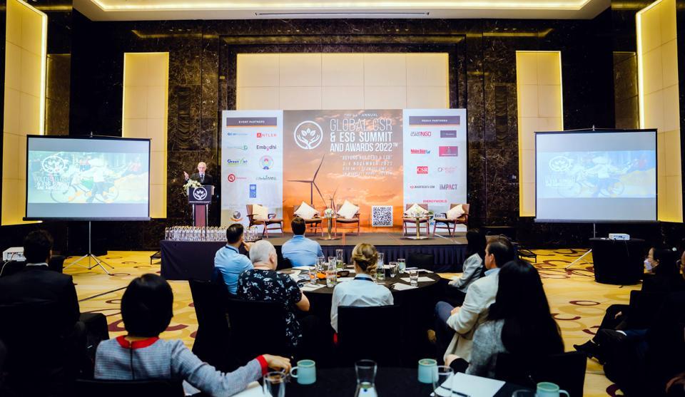 Giáo sư, Tiến sĩ Martin Blake - Chủ tọa chia sẻ về thông điệp đằng sau chủ đề “Beyond Net Zero & ESG”.