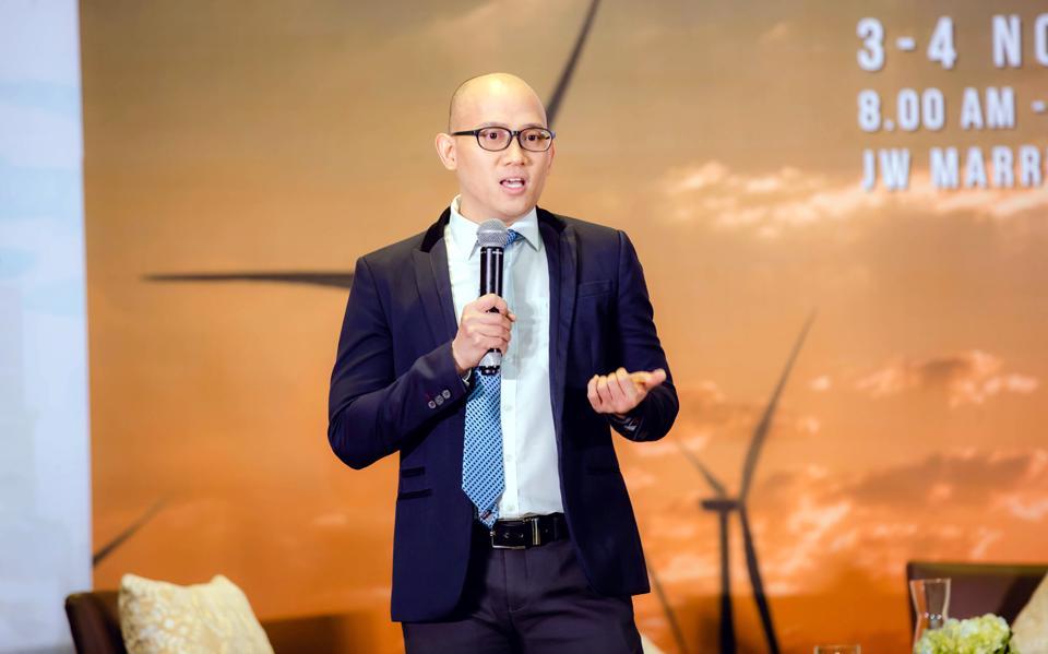 Ông Trần Minh Hoàng - Giám đốc Ngành hàng Vinamilk chia sẻ với hội nghị về mô hình trang trại sinh thái và sản phẩm sữa tươi Vinamilk Green Farm.