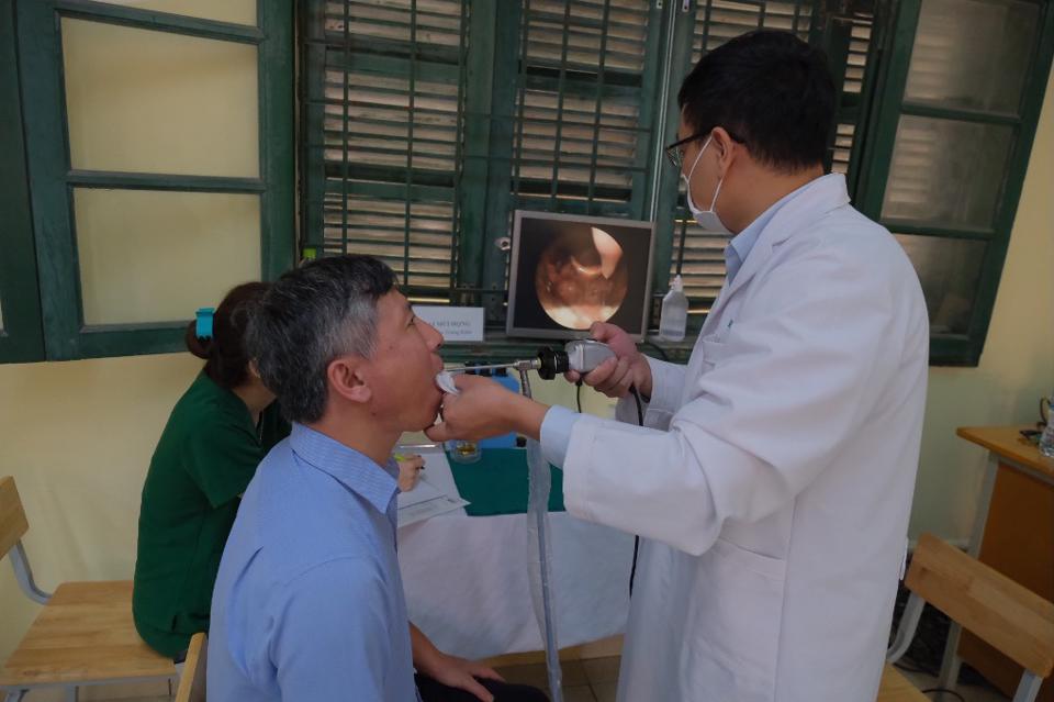 Thầy bao năm “hết hơi khản giọng” với các trò rồi, để em kiểm tra sức khoẻ họng - phối thầy nhé ạ!