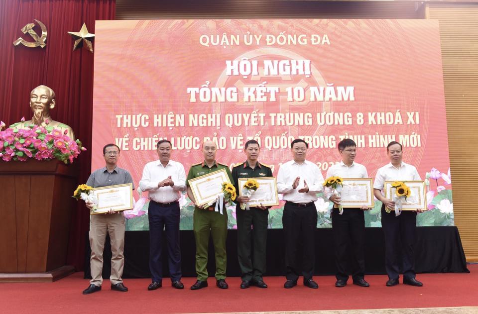 Phó Chủ tịch Thường trực UBND TP Lê Hồng Sơn cũng lãnh đạo quận Đống Đa tặng Giấy khen cho các tập thể có thành tích xuất sắc trong thực hiện Nghị quyết T.Ư 8 (khóa XI).