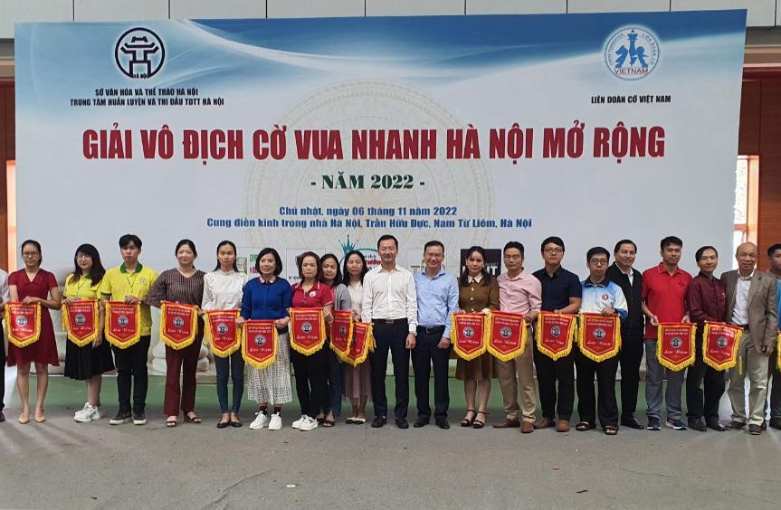 Lãnh đạo Tổng cục TDTT, Sở VH&TT Hà Nội trao cờ lưu niệm cho đại diện các đoàn dự giải.