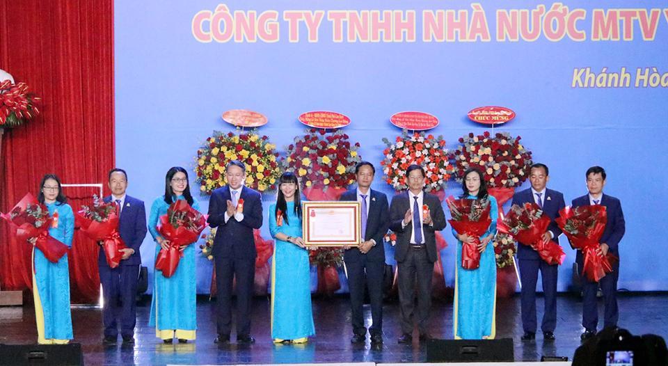 Hai đơn vị thành viên của Công ty Yến sào Khánh Hòa nhận Huân chương lao động hạng Nhất và hạng Ba. 