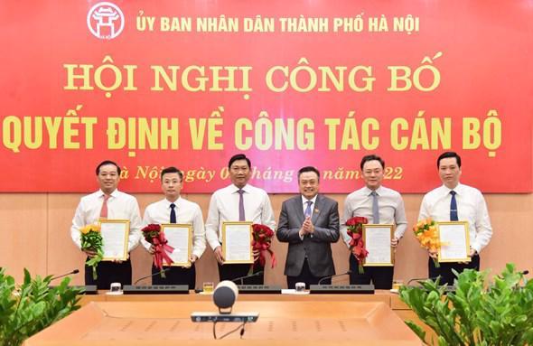 Tân giám đốc Sở GTVT Hà Nội Nguyễn Phi Thường (thứ hai bên trái) tại Hội nghị công bố quyết định bổ nhiệm