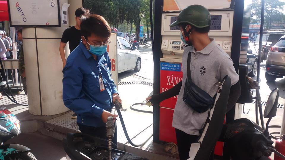 Giá xăng đồng loạt tăng từ 15h chiều nay.