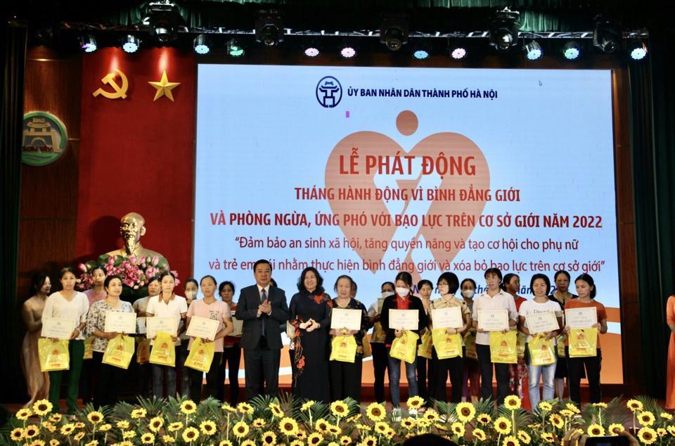 Thứ trưởng Bộ LĐTB&XH Nguyễn Thị Hà và Phó Chủ tịch UBND TP Hà Nội Chử Xuân Dũng tặng quà cho 30 phụ nữ  Thị xã Sơn Tây có hoàn cảnh khó khăn. 