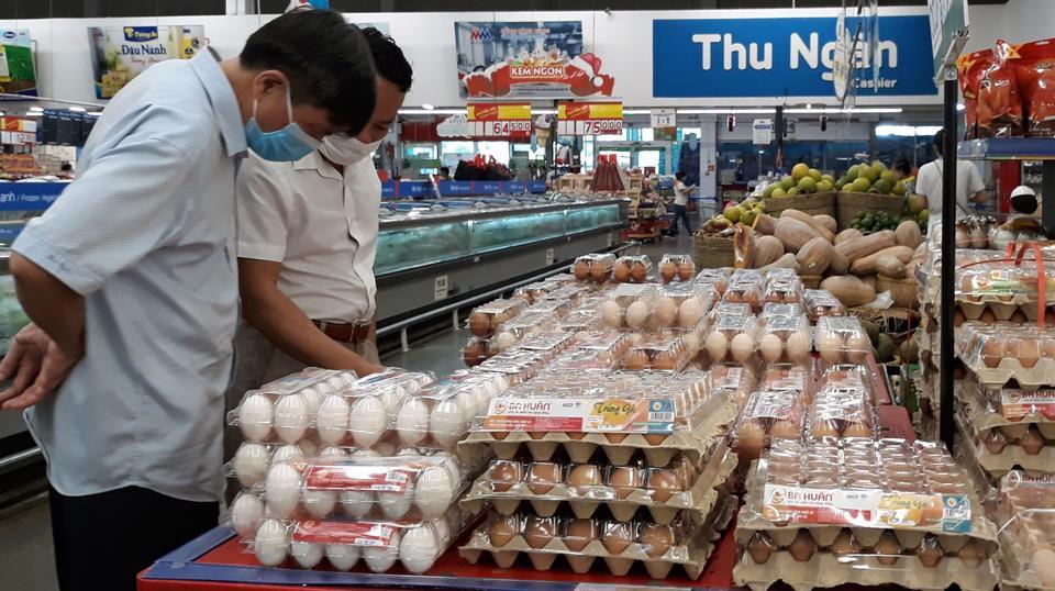 Người tiêu dùng mua thực phẩm tại siêu thị MM Mega Market Thăng Long . Ảnh: Hoài Nam