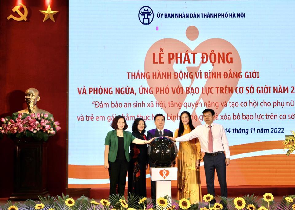 Lãnh đạo Bộ LĐTB&XH, UBND TP Hà Nội, UBND Thị xã Sơn Tây ấn nút phát động Tháng hành động. Ảnh: Trần Oanh. 
