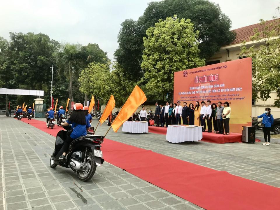 Đoàn xe cổ động hưởng ứng Tháng hành động vì bình đẳng giới và phòng ngừa, ứng phó với bạo lực trên cơ sở giới năm 2022. Ảnh: Trần Oanh.
