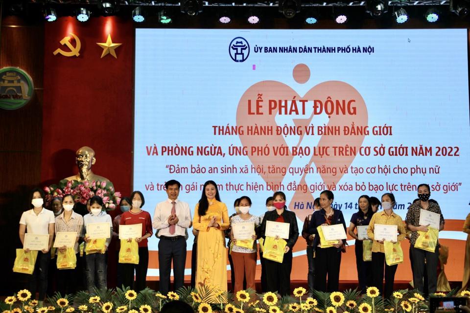 Giám đốc Sở LĐTB&XH Hà Nội Bạch Liên Hương và Chủ tịch UBDN Thị xã Sơn Tây Ngô Đình Ngũ tặng quà cho các phụ nữ hoàn cảnh khó khăn. Ảnh: Trần Oanh.