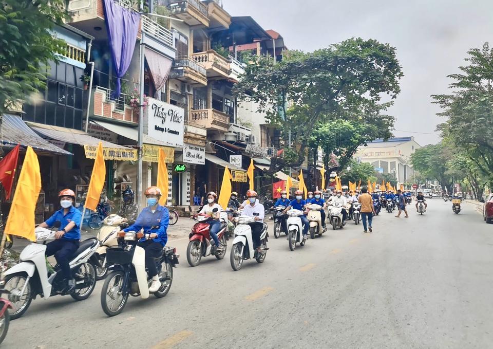 Đoàn cổ động diễu hành trên các tuyến phố chính của Thị xã Sơn Tây. 
