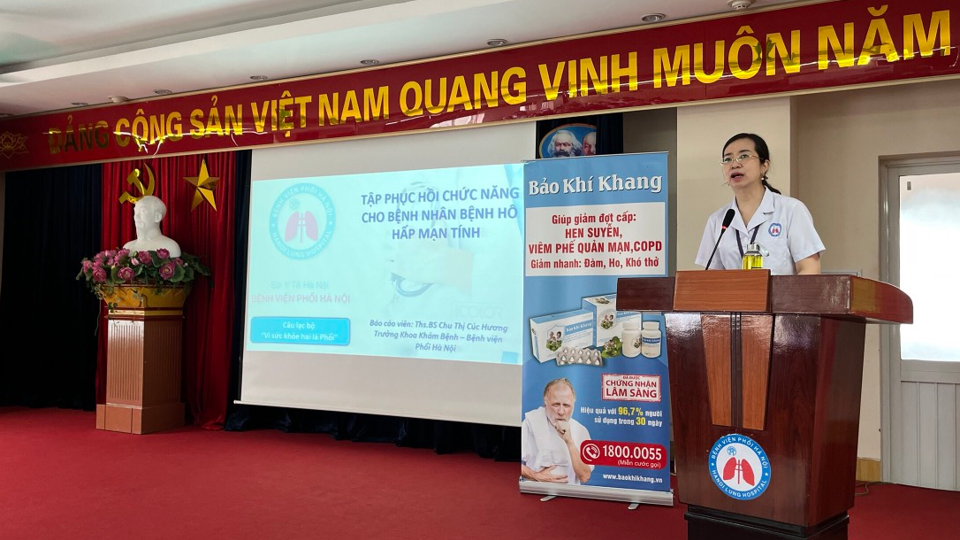 Bác sĩ Chu Thị Cúc Hương - Trưởng khoa Khám bệnh, Bệnh viện Phổi Hà Nội điều hành buổi sinh hoạt câu lạc bộ. Ảnh: Thảo Trần