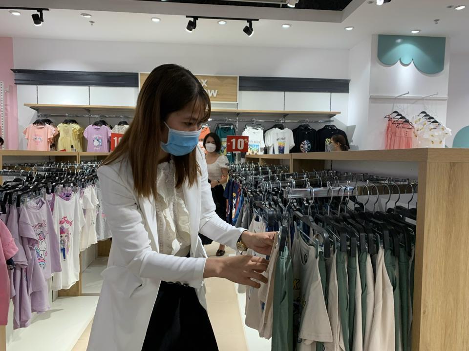 Khách hàng lựa chọn sản phẩm của M2 tại Royal. Ảnh: Khắc Kiên