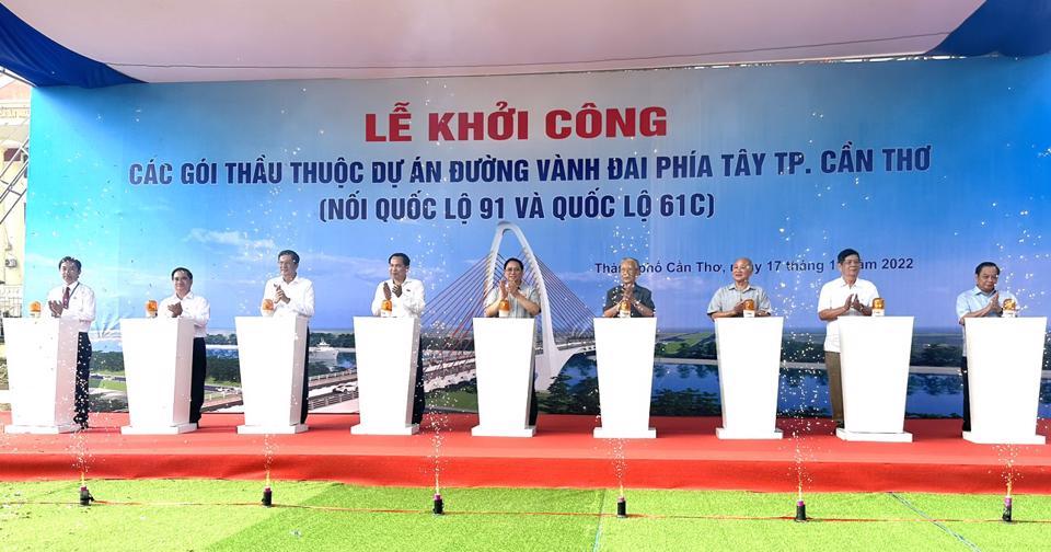 Thủ tướng Phạm Minh Chính và các đại biểu thực hiện nghi lễ khởi công dự án. Ảnh:  Hồng Thắm
