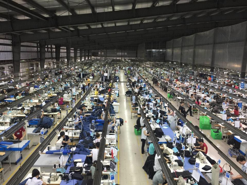 Quang cảnh một phân xưởng may trong nước. Ảnh: Khắc Kiên