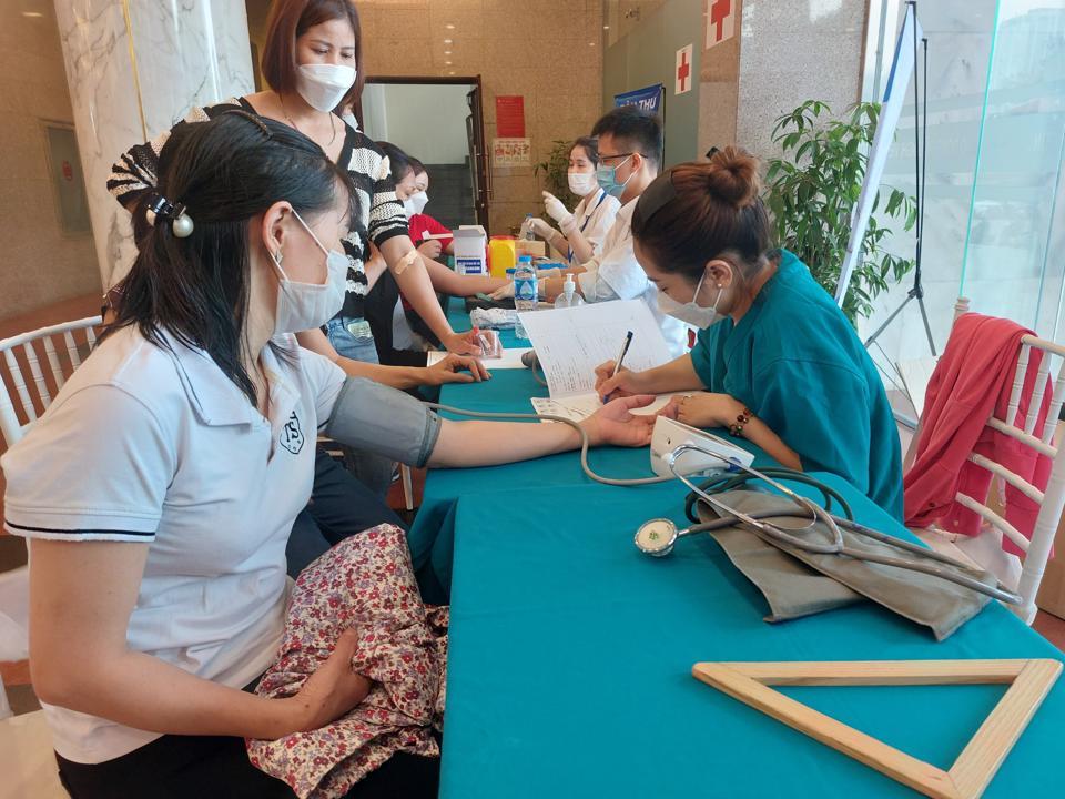 Cùng với việc tuyên truyền nâng cao hiểu biết pháp luật, công đoàn các cấp cũng quan tâm nâng cao sức khoẻ cho người lao động