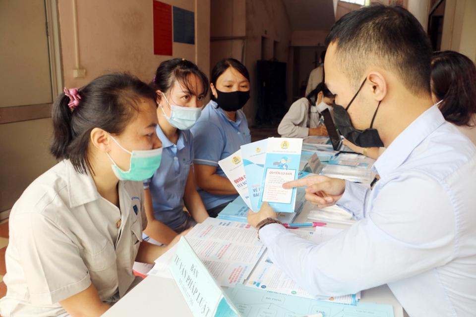 Công nhân viên chức, người lao động được phổ biến nhiều quy định liên quan đến quyền lợi của mình (ảnh Công đoàn Hà Nội)