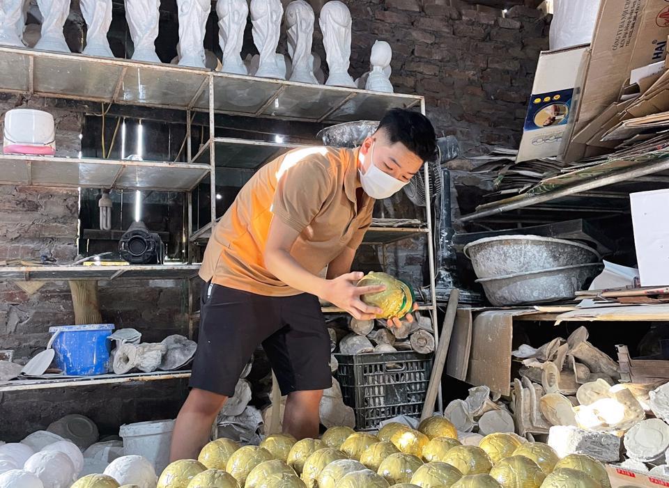 Nhiều người đến tận xưởng của ông Vương Hồng Nhật để chiêm ngưỡng và mua chiếc cúp vàng World Cup phiên bản Việt Nam.