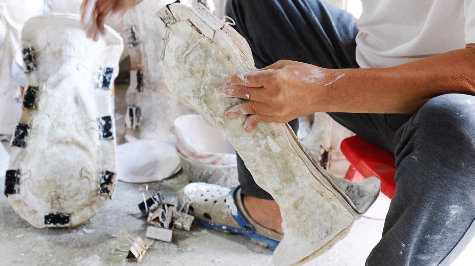 Khám phá cơ sở sản xuất cúp vàng World Cup “made in Viet Nam” - Ảnh 1