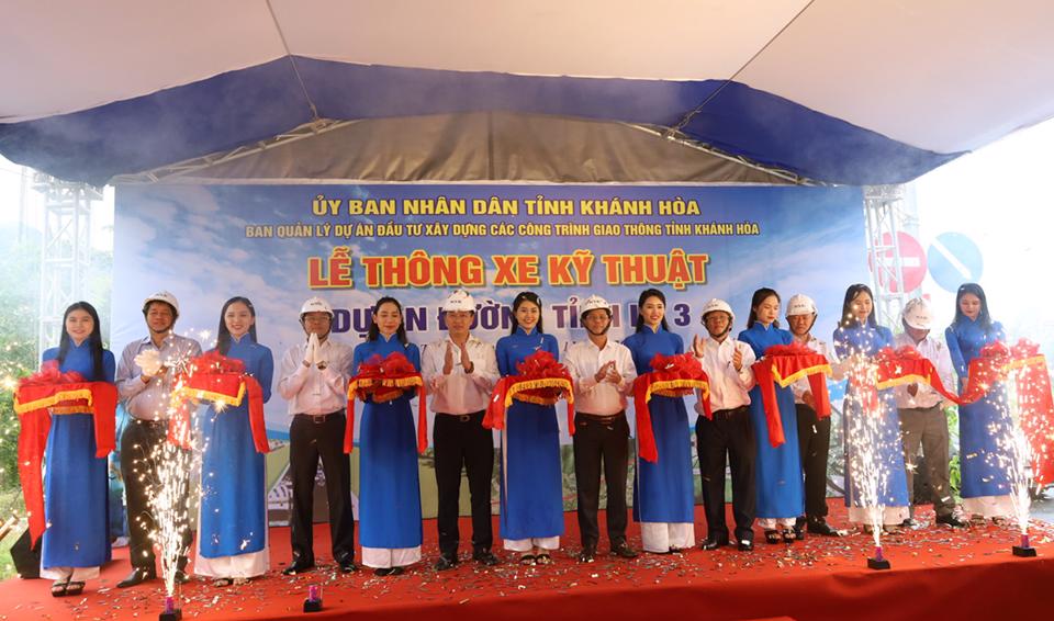 Lãnh đạo tỉnh Khánh Hòa tại lễ thông xe kỹ thuật đường tỉnh lộ 3.