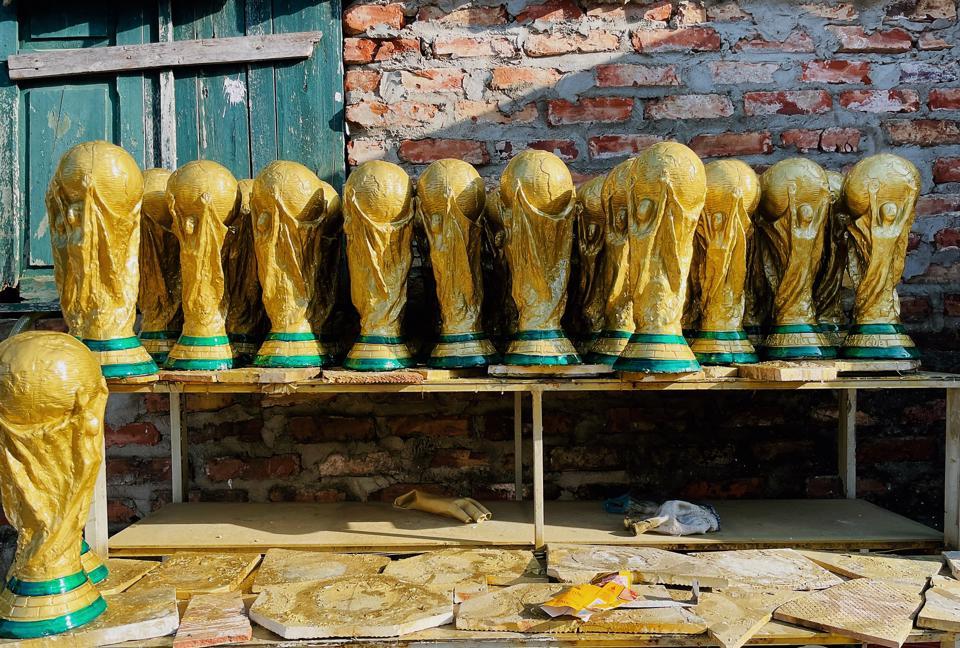 Trước mỗi kỳ World Cup, gia đình ông Hồng Nhật ở làng gốm Bát Tràng (huyện Gia Lâm) lại sản xuất hàng nghìn chiếc cúp vàng. Mùa World Cup năm nay, gia đình ông đã làm 5.000 chiếc cúp và vẫn đang tiếp tục nhận thêm các đơn đặt hàng khác.