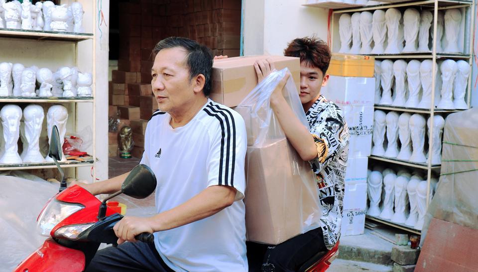 Người dân làng Bát Tràng kỳ vọng, sản phẩm cúp vàng sẽ đồng hành với niềm đam mê trái bóng tròn của người hâm mộ trong mùa World Cup 2022.