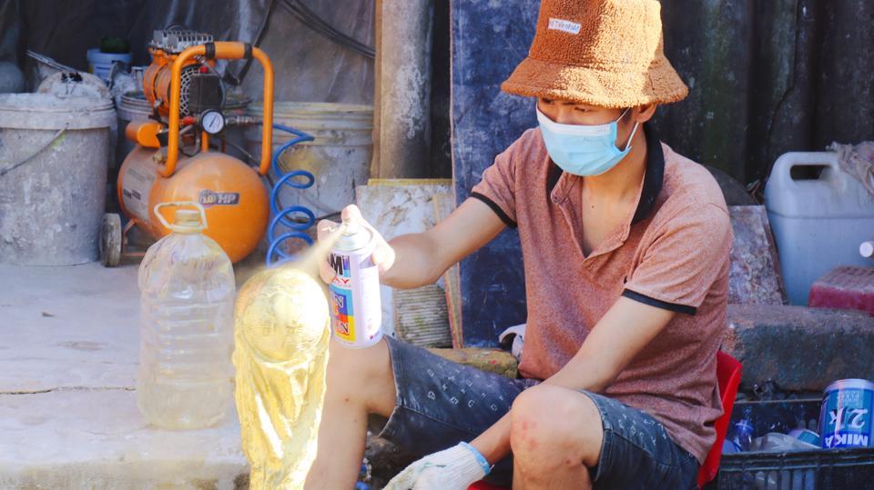 “Ban đầu xuất phát từ niềm đam mê bóng đá của cả gia đình. Nhưng mình cũng phải bắt kịp xu hướng bóng đá thế giới khi mà World Cup 4 năm mới tổ chức một lần, trong bữa tiệc bóng đá không thể không thiếu cúp này được, nên mình phải theo trào lưu thôi”, ông Hồng Nhật - chủ cơ sở gốm sứ Tài Lộc, huyện Gia Lâm chia sẻ.