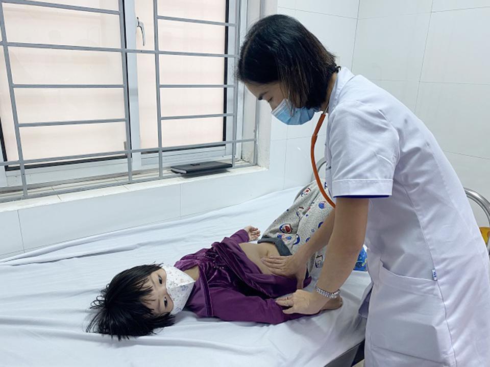 Bác sĩ Đặng Khánh Ly - Trưởng khoa Nhi, BV Đa khoa Đống Đa thăm khám bệnh SXH ở trẻ em.