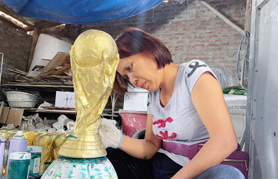Theo ông Nhật, chiếc cúp vàng được tạo ra từ 3 bước chính. Đầu tiên, người thợ tiến hành gọt giũa tạo nguyên mẫu, sau đó, tạo phôi và đúc khuôn bằng nguyên liệu thạch cao. Tiếp theo, mang chiếc cúp đi phơi nắng 3 ngày để có được hình dáng chuẩn. Sau khi phơi khô, người thợ tiến hành sơn các lớp để trang trí.
