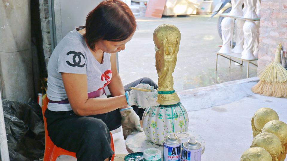 Trong thời gian diễn ra vòng chung kết World Cup, xưởng nhà ông Hồng Nhật vẫn tất bật hoàn thiện sản phẩm. Những chiếc cúp này được phân phối trong nước và cả nước ngoài.