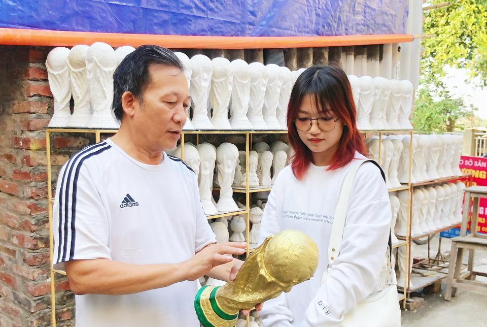 “Nếu chỉ nhìn lướt qua tôi cũng không phân biệt được cúp thật hay cúp giả. Người dân ở đây bắt kịp xu hướng làm cúp vàng, đây cũng là cách người Bát Tràng đưa sản phẩm, thương hiệu của mình ra thị trường”, chị Thu Hằng (quận Đống Đa) chia sẻ.