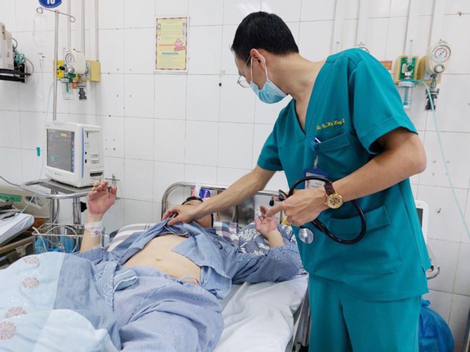 Một ca bệnh sốt xuất huyết nặng, có biến chứng đang được điều trị tại BV Đa khoa Đống Đa.