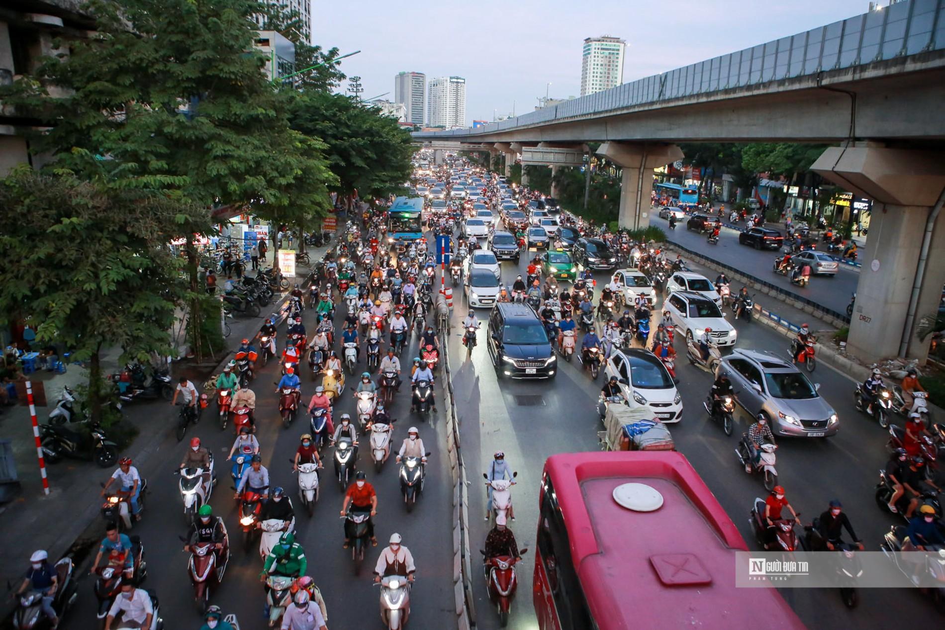 Dân sinh - Đường Nguyễn Trãi phân làn 'có cũng như không', giao thông hỗn loạn (Hình 7).