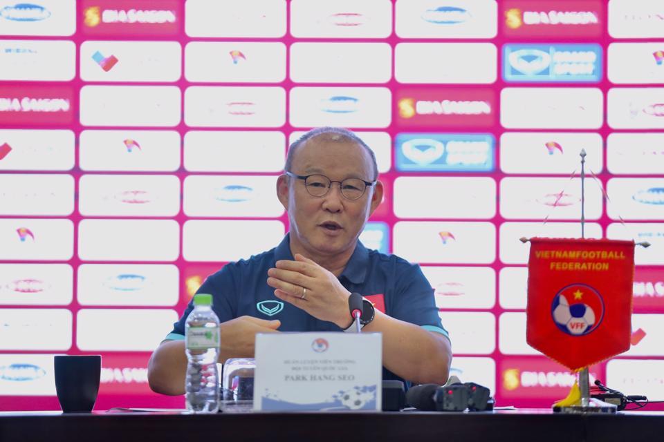 HLV Park Hang-seo tại buổi thông tin với truyền thông về kế hoạch AFF Cup 2022 sáng ngày 22/11.