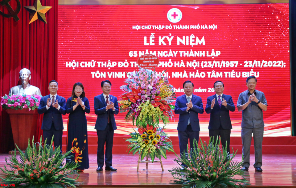 Lãnh đạo TP Hà Nội tặng hoa chúc mừng Hội Chữ thập đỏ TP Hà Nội