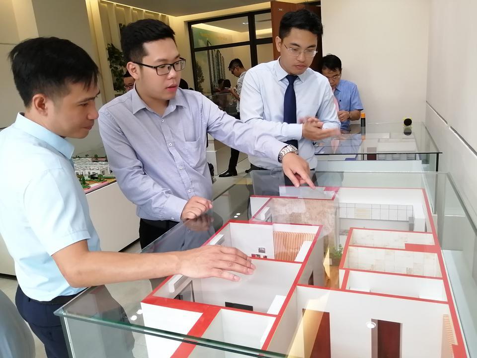 Nhà đầu tư tham khảo dự án bất động sản tại quận Nam Từ Liêm, Hà Nội. Ảnh Công Hùng 