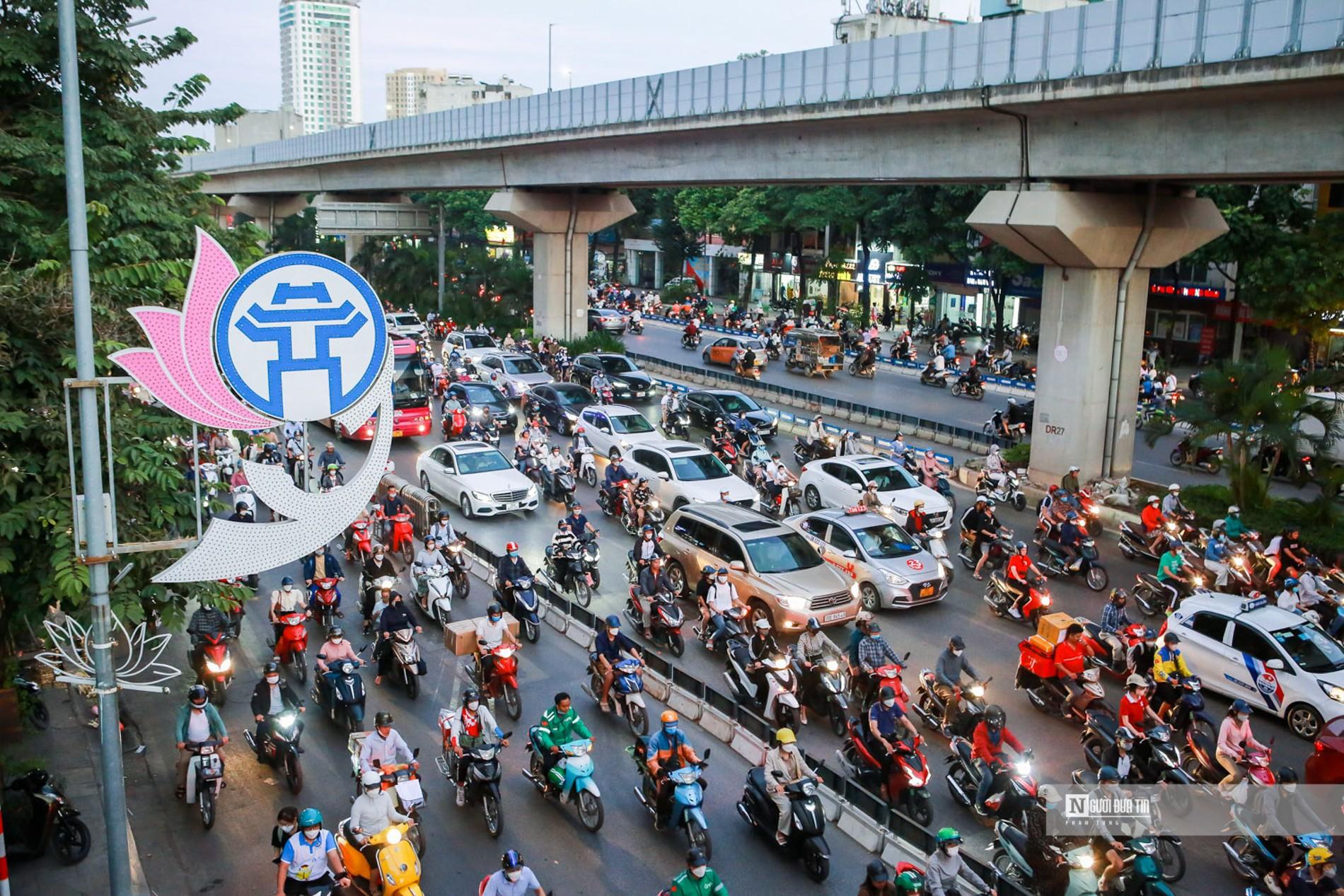 Dân sinh - Đường Nguyễn Trãi phân làn 'có cũng như không', giao thông hỗn loạn (Hình 6).